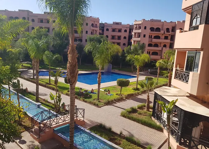 Un Moderne Chic Appartement Vue Sur Piscine